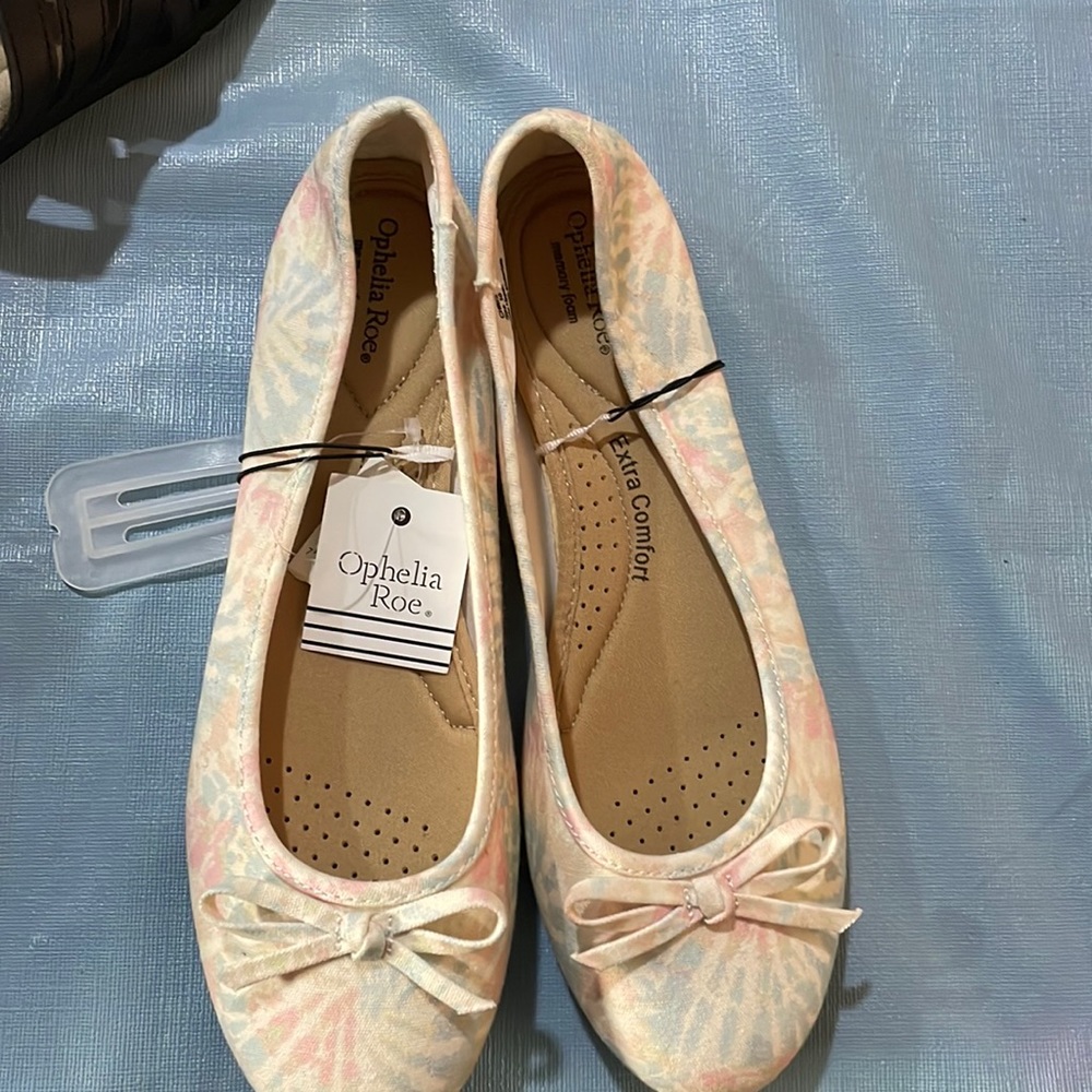Super cute flats. BMWT